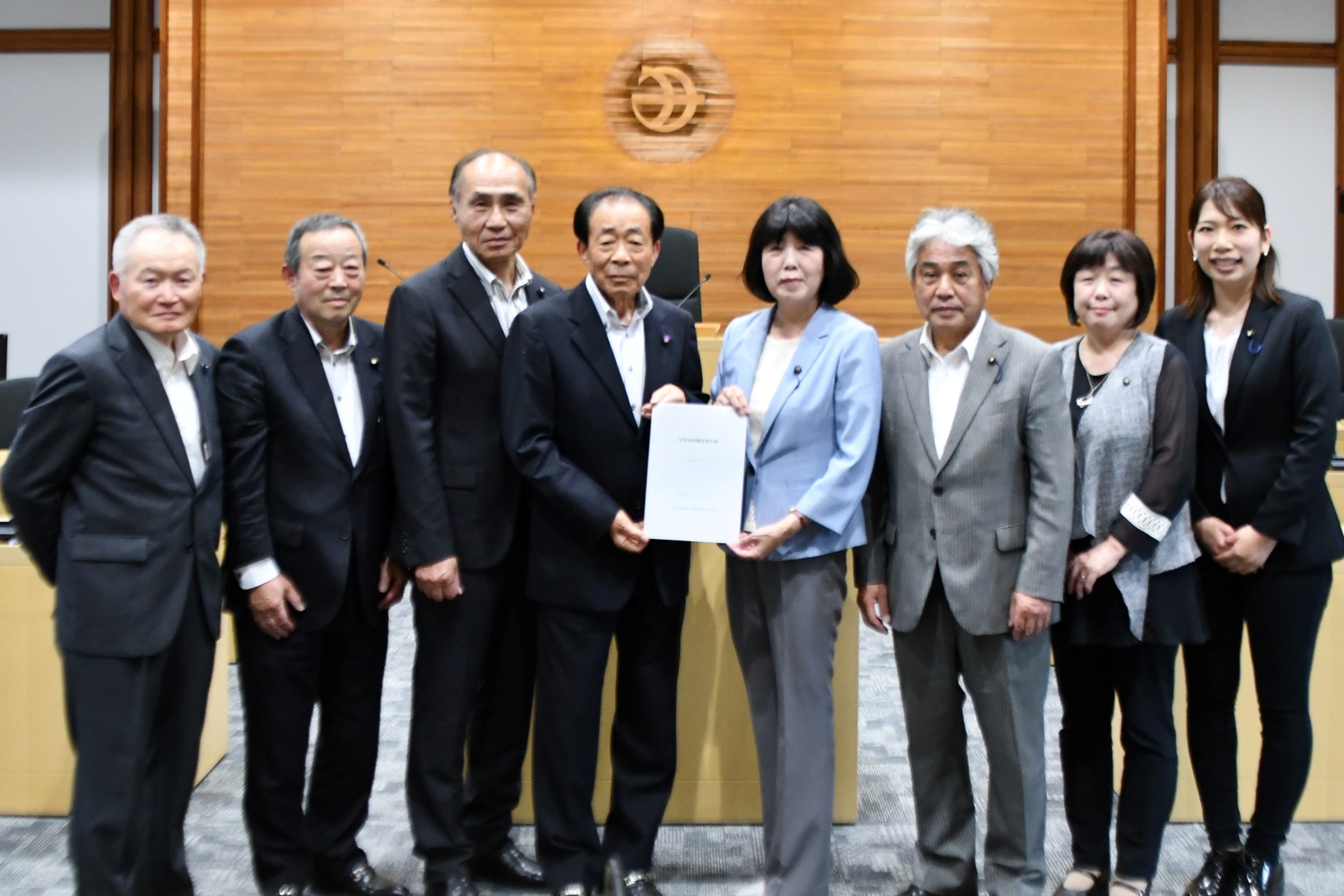 写真(総務福祉文教常任委員会) 報告書を議長へ手渡す写真(総務福祉文教常任委員会)