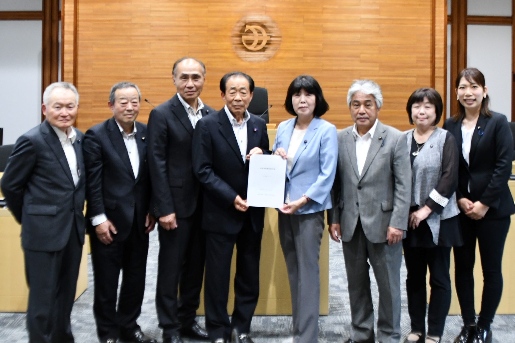 報告書を議長へ手渡す写真（総務福祉文教常任委員会）