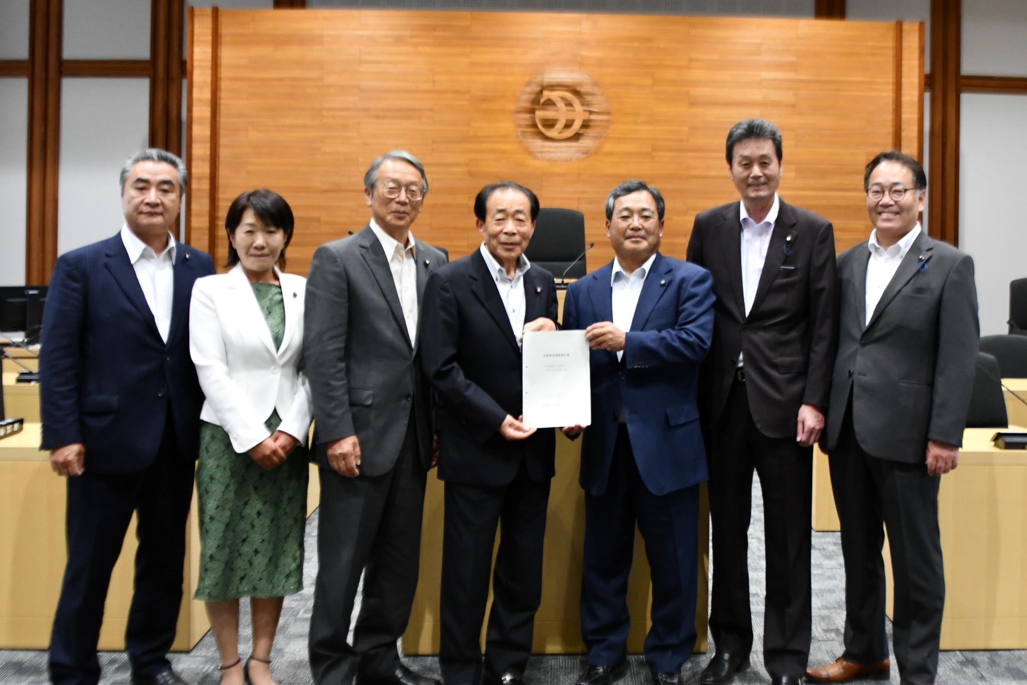写真(町民建設経済常任委員会) 報告書を議長へ手渡す写真(町民建設経済常任委員会)