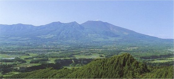 御代田南部より町内中心部および白煙たなびく浅間山南麓を望む