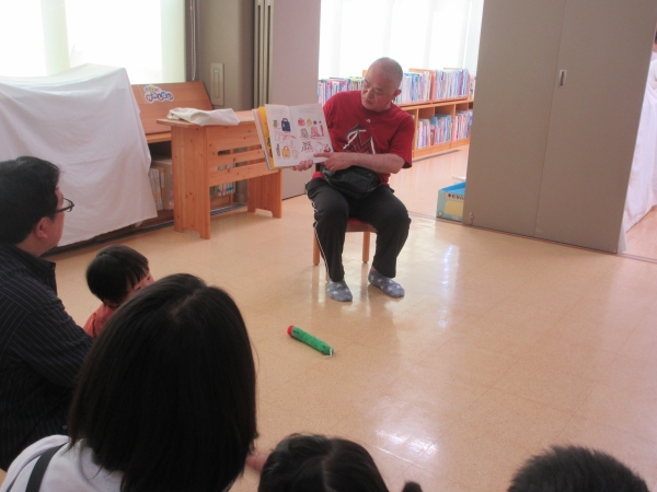 おとうさんの読み聞かせのようす